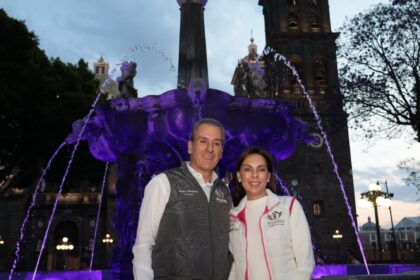 Puebla ilumina edificios de violeta contra la violencia de género