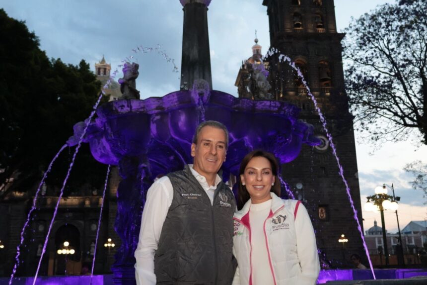Puebla ilumina edificios de violeta contra la violencia de género