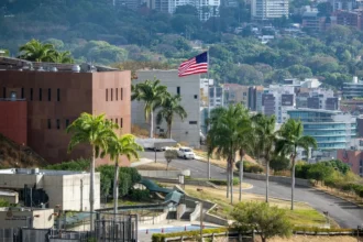 EE UU reabre su embajada en Venezuela tras siete años