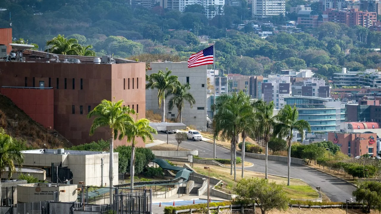 EE UU reabre su embajada en Venezuela tras siete años