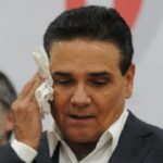 Silvano Aureoles, con orden de captura y ficha roja de Interpol