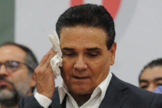 Silvano Aureoles, con orden de captura y ficha roja de Interpol