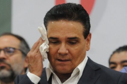 Silvano Aureoles, con orden de captura y ficha roja de Interpol