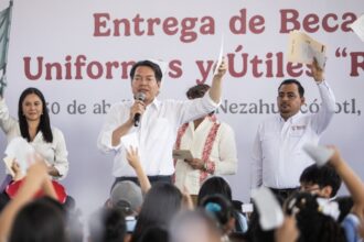 Gobierno inicia entrega de tarjetas de Beca Rita Cetina a escuelas