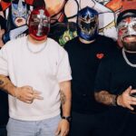 Grupo Frontera asiste enmascarado a las luchas en Guadalajara