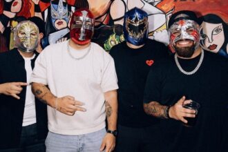 Grupo Frontera asiste enmascarado a las luchas en Guadalajara