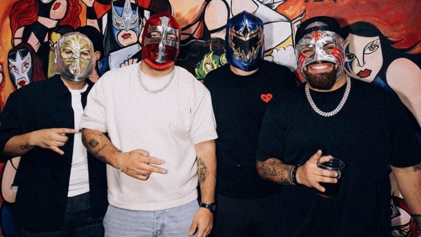 Grupo Frontera asiste enmascarado a las luchas en Guadalajara