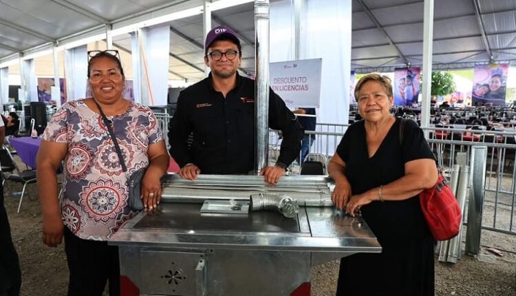 SEDENER entrega estufas eficientes a familias rurales de Tamaulipas