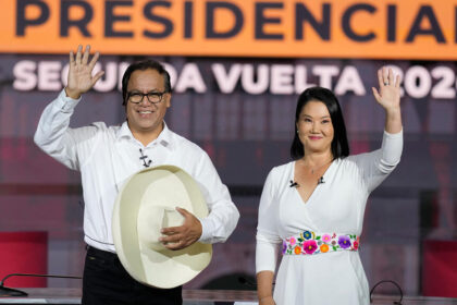 Keiko Fujimori lidera por mínima diferencia en elección peruana