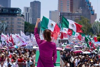 Sheinbaum rinde informe ante 130 mil en Monumento a la Revolución