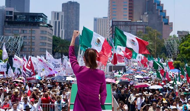 Sheinbaum rinde informe ante 130 mil en Monumento a la Revolución