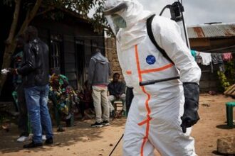 OMS alerta sobre grave brote de ébola en África y posible crisis