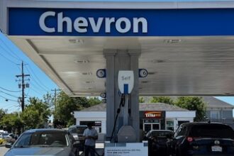 Chevron supedita más inversión en Venezuela a acuerdos con PDVSA