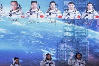 Astronautas chinos regresan tras récord de 210 días en órbita