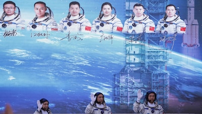 Astronautas chinos regresan tras récord de 210 días en órbita