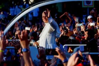 Papa Francisco llama a frenar polarización y ultraderecha en España