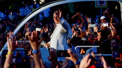 Papa Francisco llama a frenar polarización y ultraderecha en España