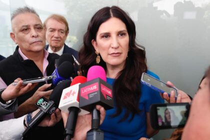 Kenia López Rabadán exige honestidad y pluralidad en la política