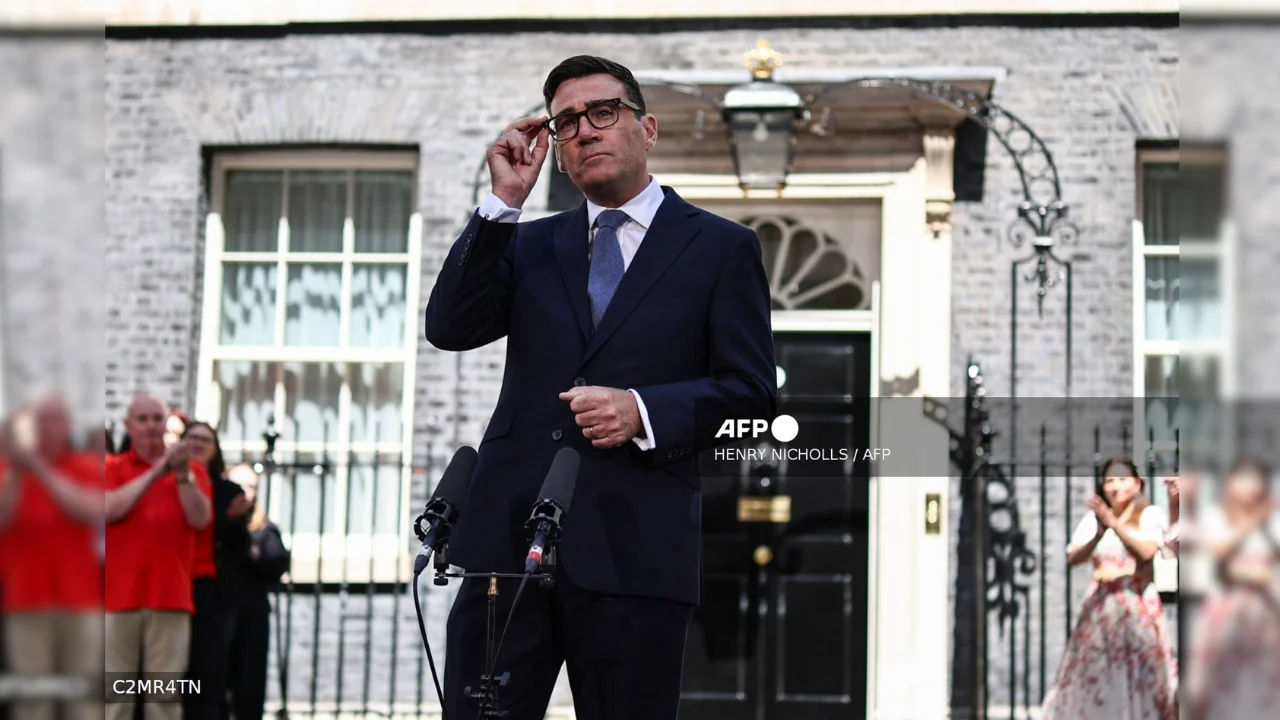 Andy Burnham asume como primer ministro del Reino Unido