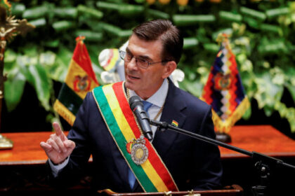 Paz reduce 50% salarios de su gabinete por crisis en Bolivia
