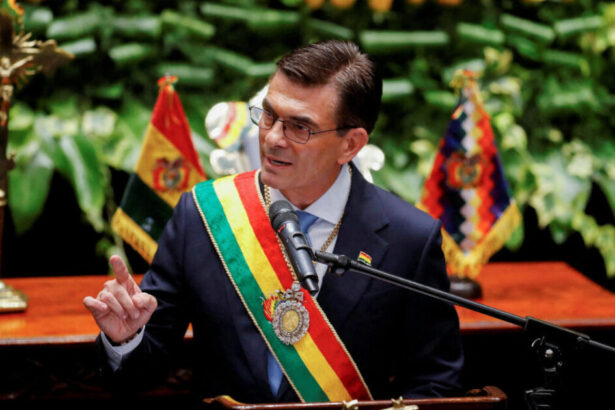 Paz reduce 50% salarios de su gabinete por crisis en Bolivia