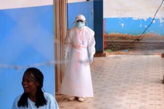 OMS pide reforzar esfuerzos ante brote de ébola en Congo