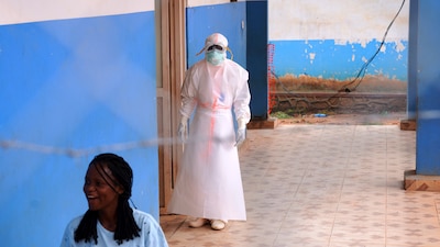 OMS pide reforzar esfuerzos ante brote de ébola en Congo