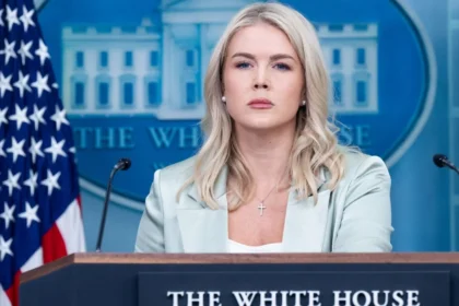 Karoline Leavitt deja la Casa Blanca para centrarse en su familia