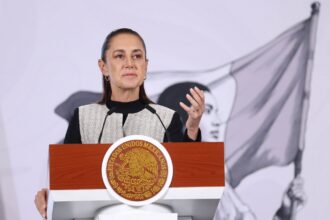 Gobierno de CDMX propone prohibir celulares en escuelas y redes a menores