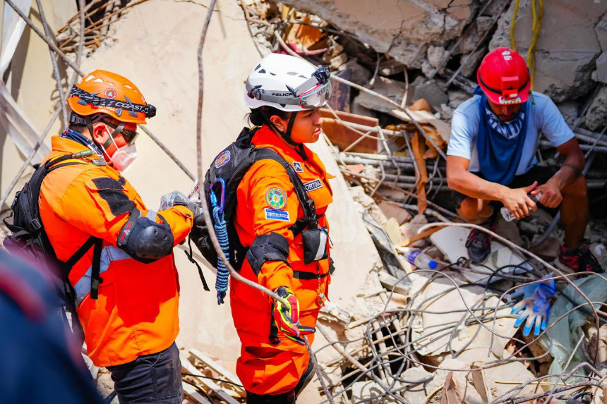 El Salvador envía equipos de rescate y ayuda a Colombia tras sismo