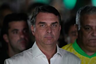 Flávio Bolsonaro salió de Brasil sin registro oficial, según policía