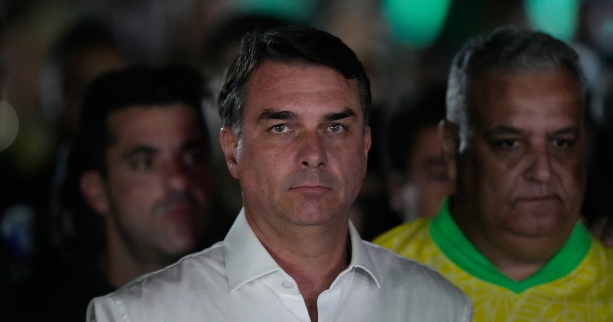 Flávio Bolsonaro salió de Brasil sin registro oficial, según policía
