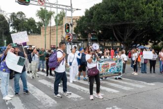 Trabajadores del IMSS protestan en CDMX y rechazan alza salarial