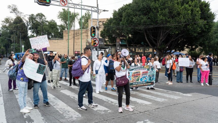 Trabajadores del IMSS protestan en CDMX y rechazan alza salarial